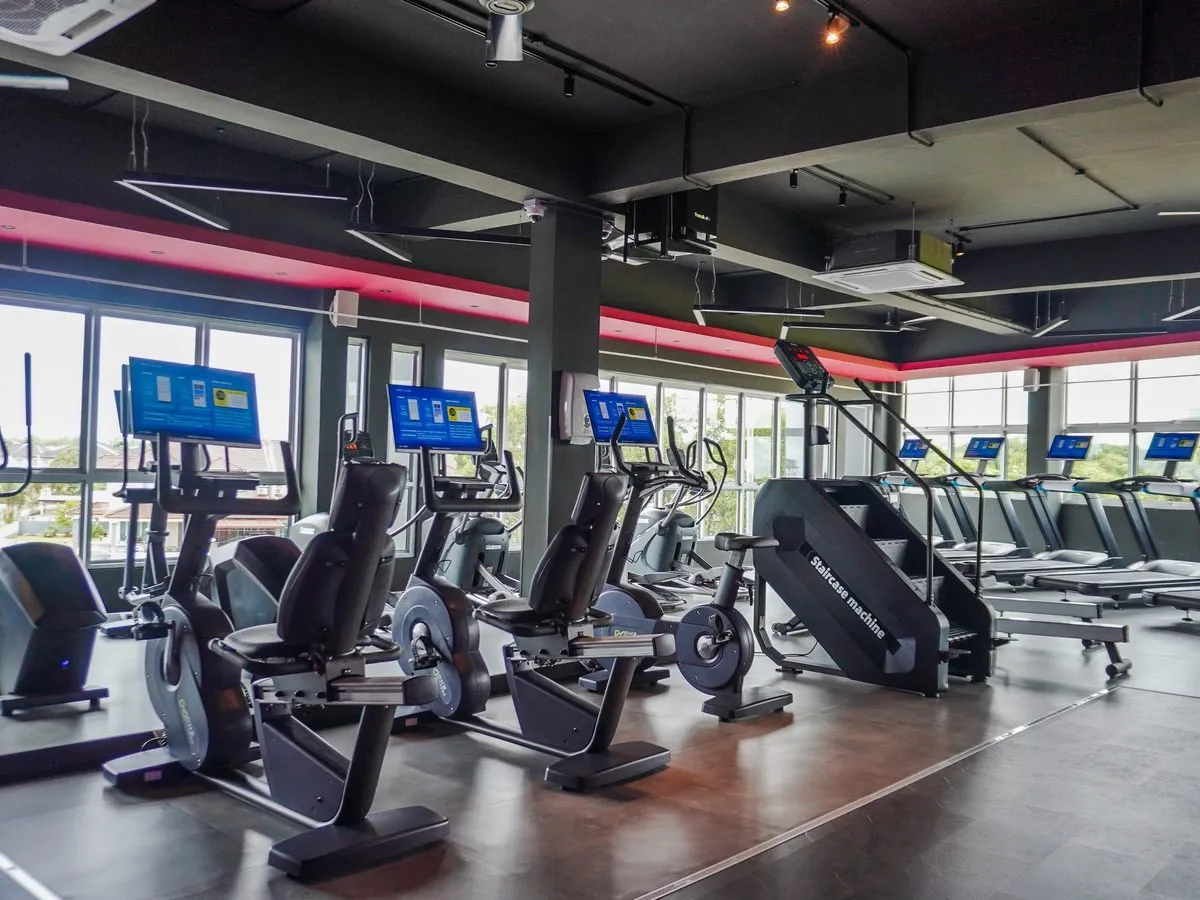 A full cardio floor on level 1 at Level Up Fitness Samarahan