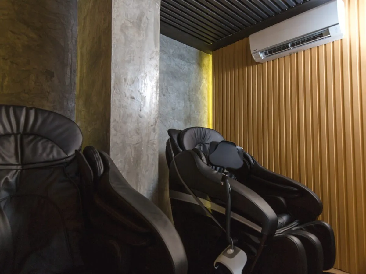 Relax lounge with massage chairs at Level Up Fitness MJC