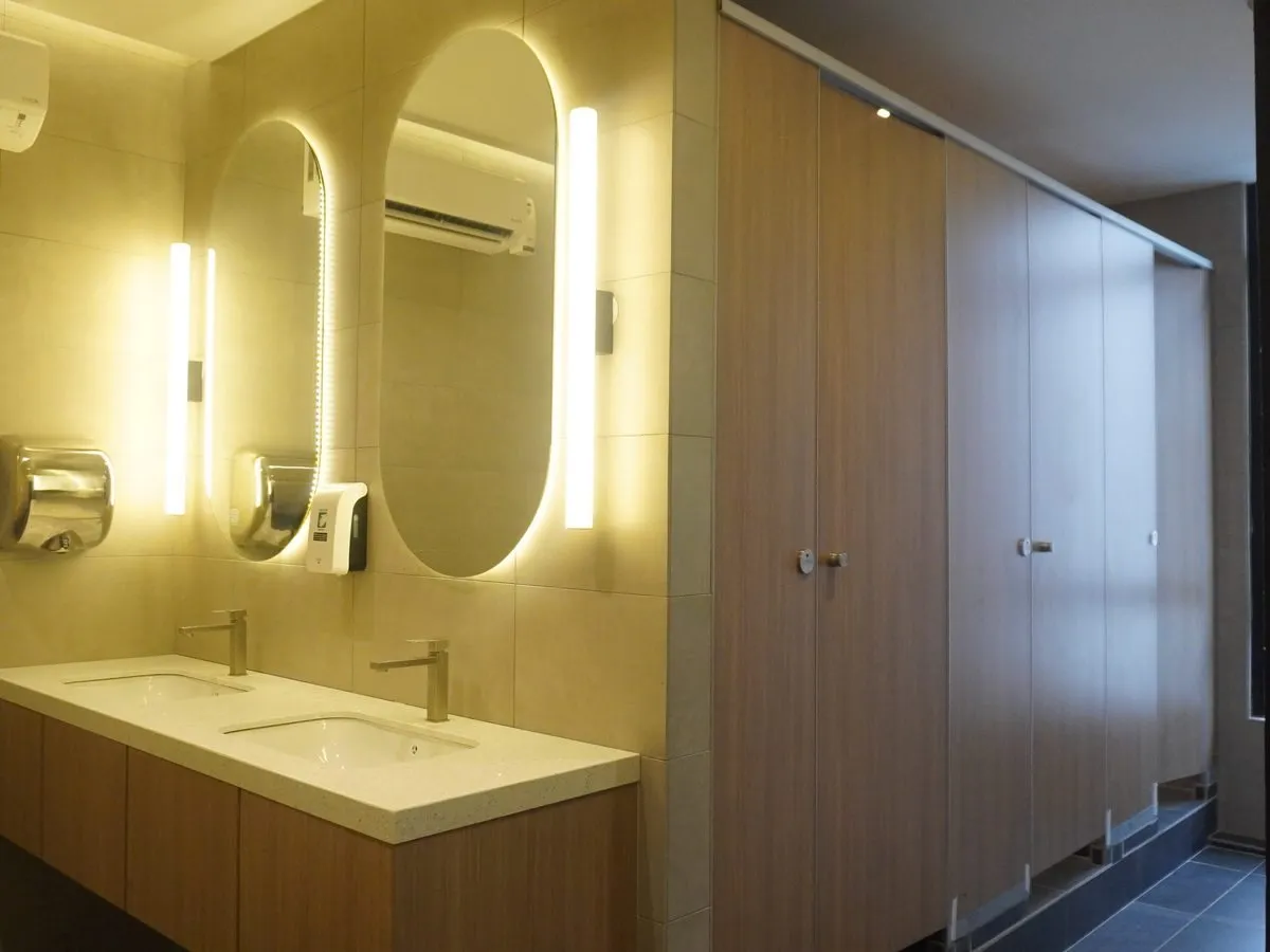 Clean, bright changing rooms at Level Up Fitness Westfield Points