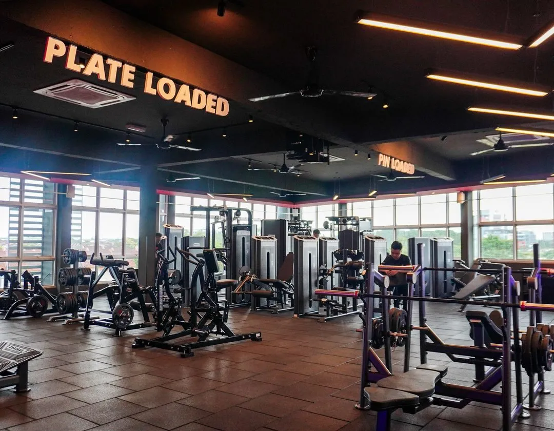 Plate-loaded and pin-loaded strength area at Level Up Fitness Xpress Kota Samarahan, Sarawak - 24-hour gym