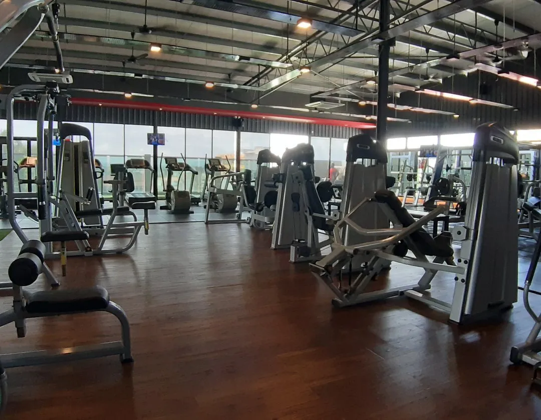 Pin-loaded strength machines at Level Up Fitness Xpress Kuala Terengganu, Kuala Terengganu
