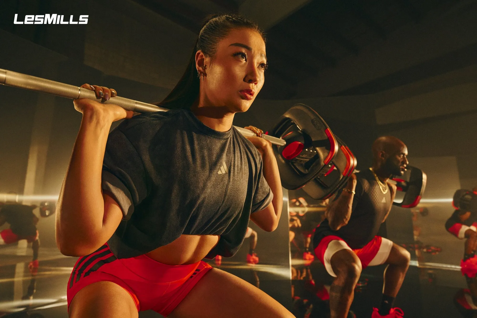 A LES MILLS BODYPUMP class lifting barbells